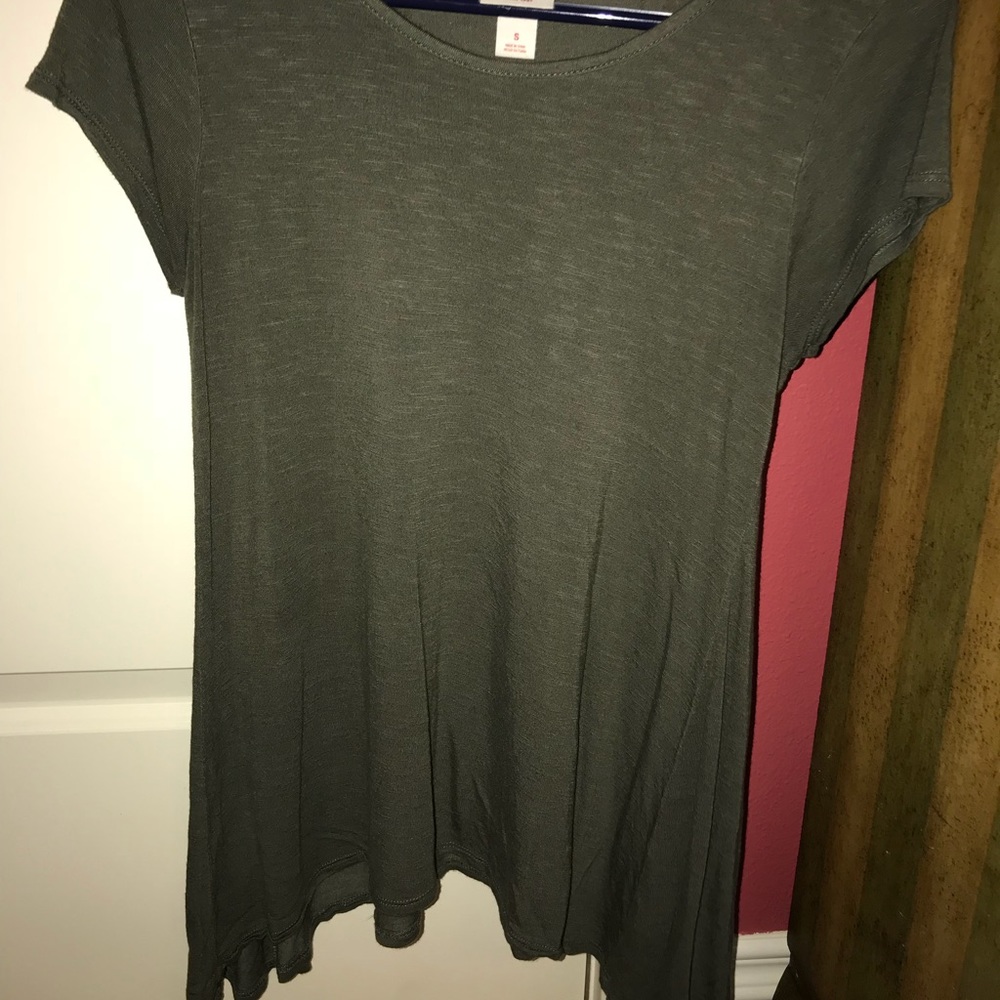 Green flowey tee shirt